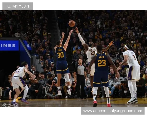 詹姆斯52分三双数据华丽,湖人加时险胜尼克斯 詹姆斯52分三双数据华丽,湖人加时险胜尼克斯